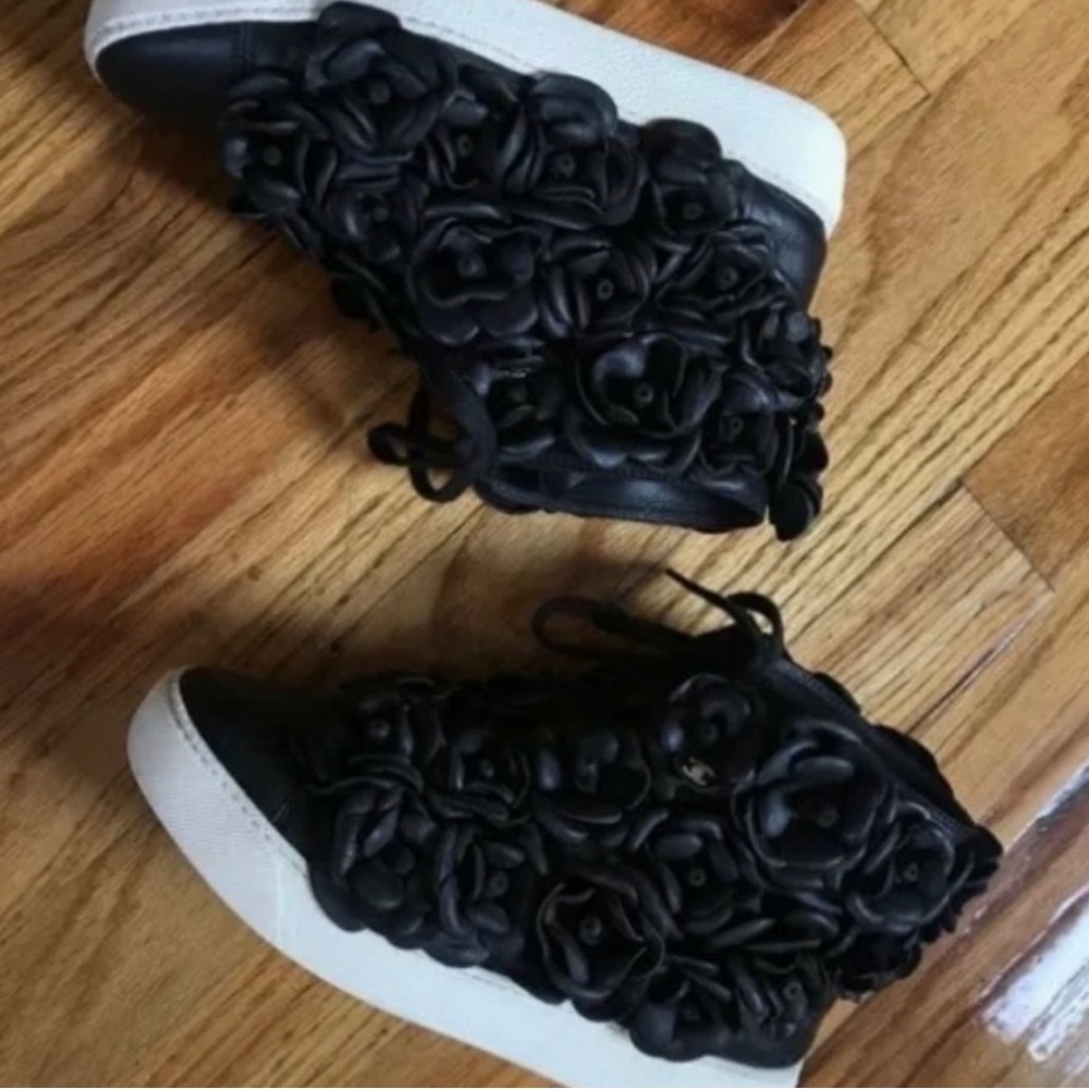 CHANEL CAMELLIA SNEAKERS - Picture 2 of 8